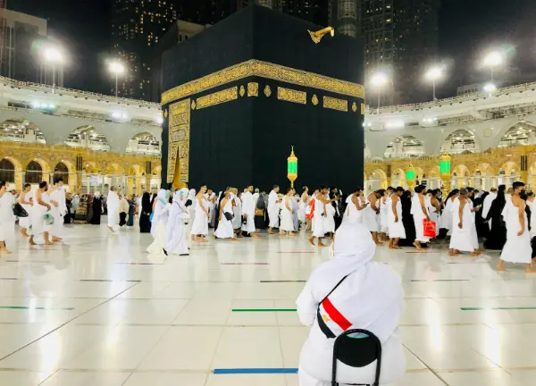 Muslim bereitet sich in London durch Gebet und Besinnung auf Haddsch und ʿUmra vor