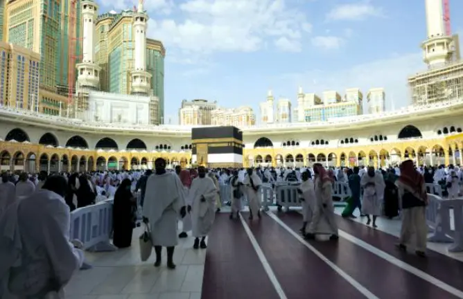 Pilger vollziehen die ʿUmra in Mekka bei angenehmem Wetter und ruhiger Atmosphäre