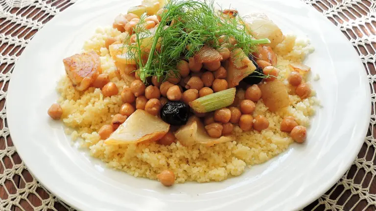 Tallerken med couscous og kikærter