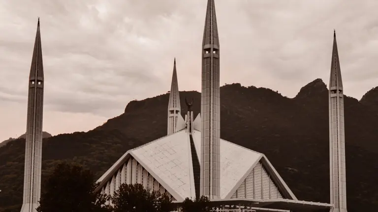 Moderne moské med minareter foran bjerge