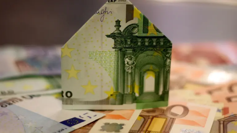 Maison en billets illustrant le financement immobilier en Islam