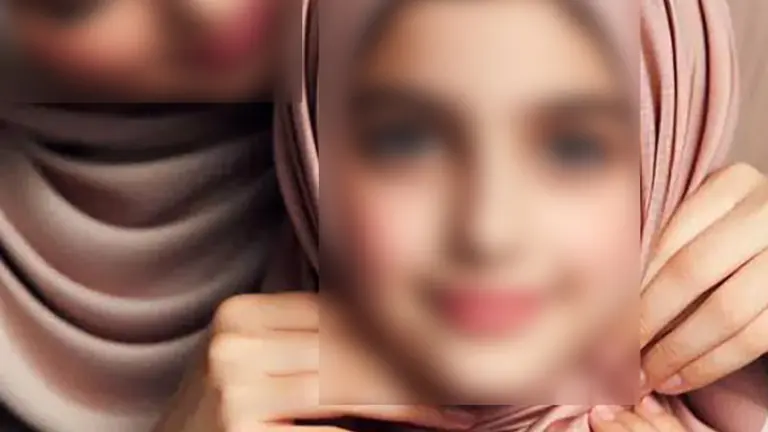 Mor hjälper sin dotter att bära hijab
