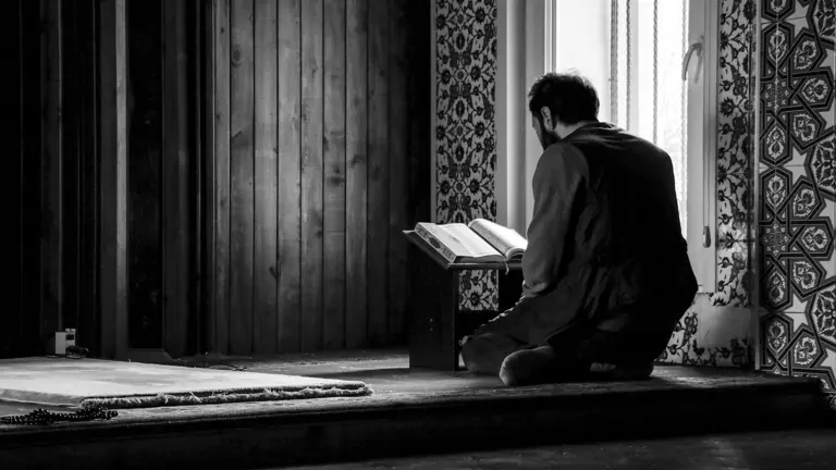Schüler liest ein arabisches Buch in einer Moschee