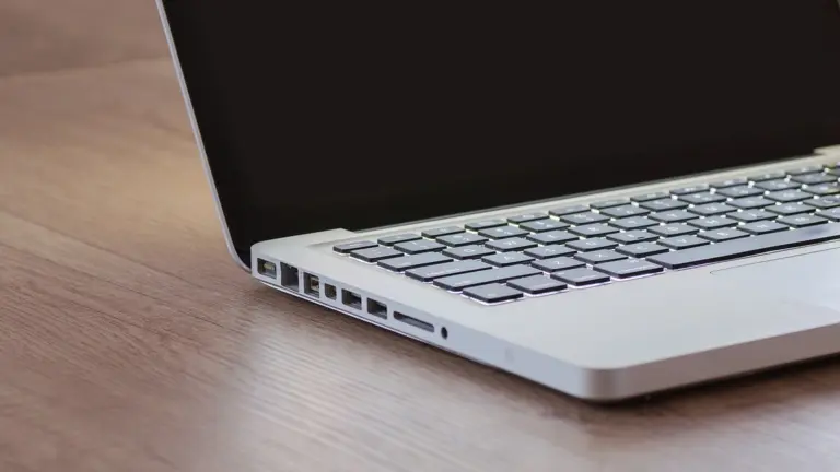 Bærbar computer på et skrivebord til at skrive arabisk