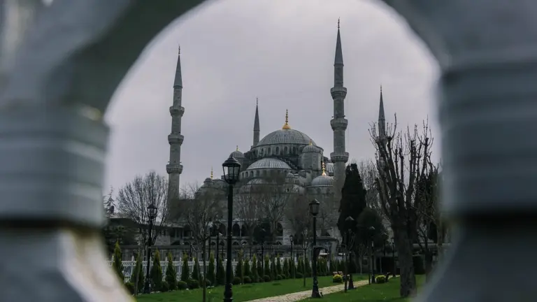 Osmannisk moské set gennem en bue
