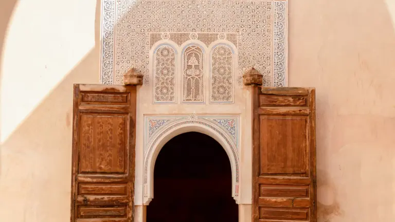 Utsmyckad traditionell arabisk dörr i en moské