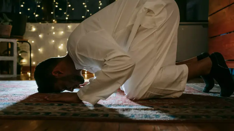 Man i sujud under nattbönen