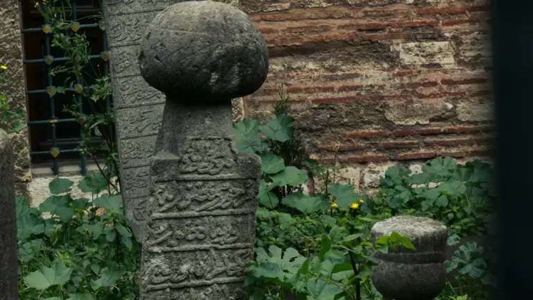 Ancient grave illustrating punishment in de grave