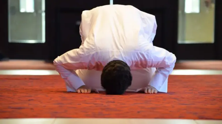 Man prostrating during Tarawih gebed