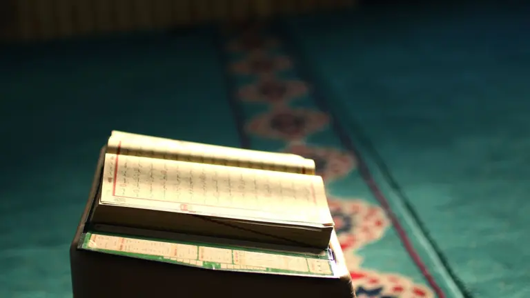 Åben Koran på et bedetæppe