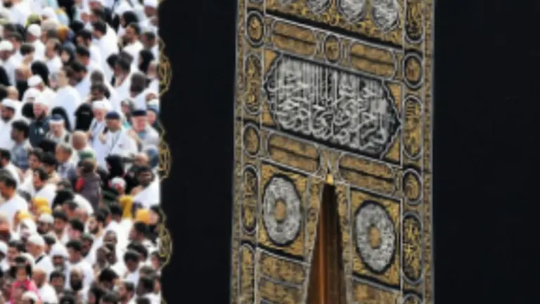Muslimische Pilger vollziehen den Tawāf um die Kaaba in Mekka
