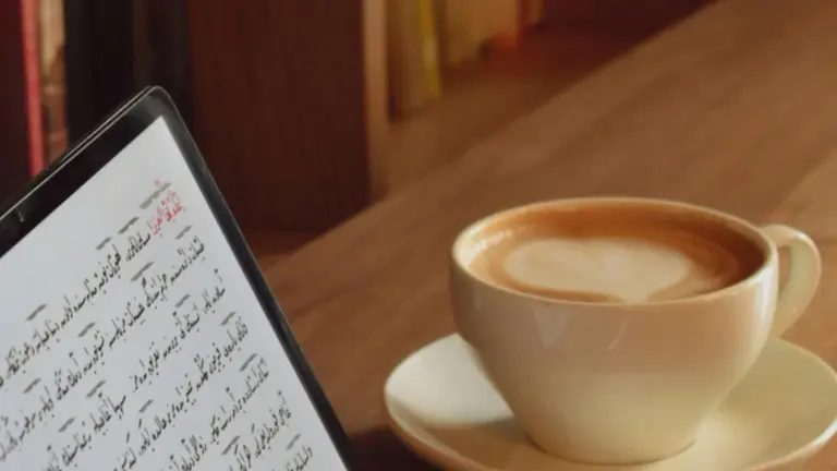 Étudiant apprenant l’arabe en ligne avec une tablette numérique et une tasse de café