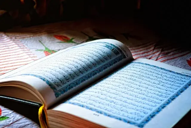 Open Qur’an illustrating the recitation of Surah An-Nas for spiritual protection