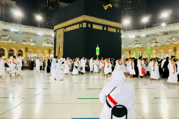 Muslim bereitet sich in London durch Gebet und Besinnung auf Haddsch und ʿUmra vor