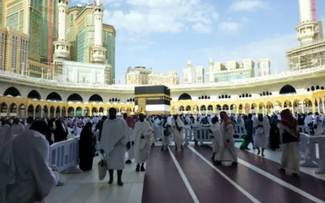Pilger vollziehen die ʿUmra in Mekka bei angenehmem Wetter und ruhiger Atmosphäre