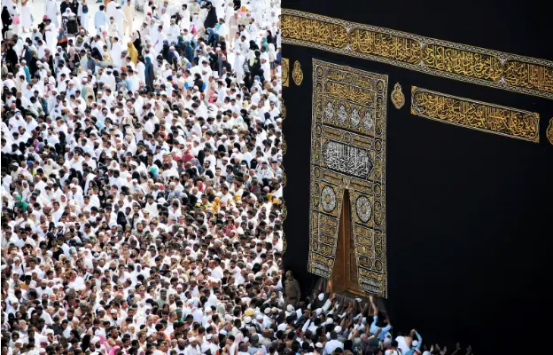 Koffer und wichtige Utensilien zur Vorbereitung auf die ʿUmra