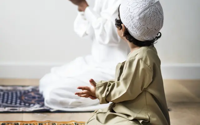 Child learning Muslim supplications