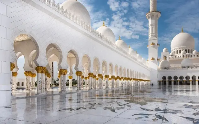 Weiße Moschee mit Innenhof und Minarett
