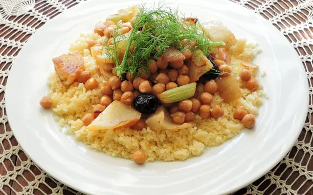 Tallerken med couscous og kikærter