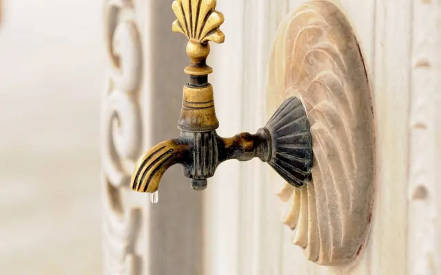 Dekorativer Wasserhahn als Symbol für die rituelle Waschung im Islam