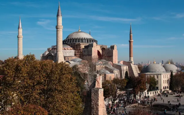 Hagia Sophia in Istanbul mit Kuppeln und Minaretten
