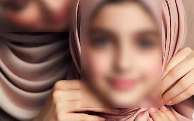 Äiti auttaa tytärtään käyttämään hijabia