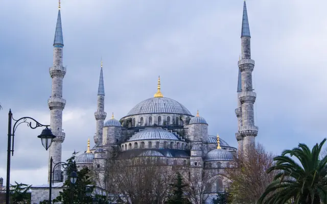 Blaue Moschee in Istanbul mit Kuppeln und Minaretten