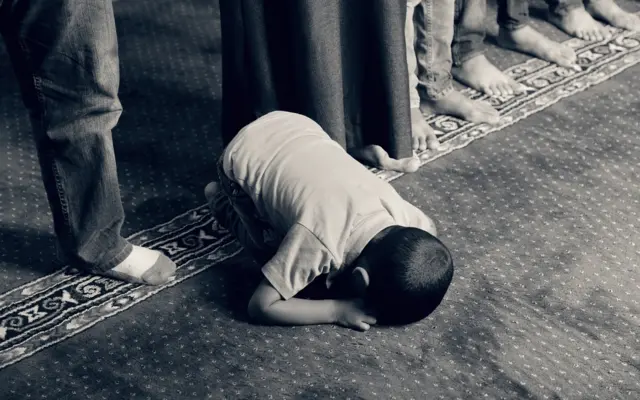 Muslim betet in der Niederwerfung