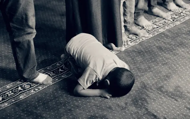 Muslim betet in der Niederwerfung