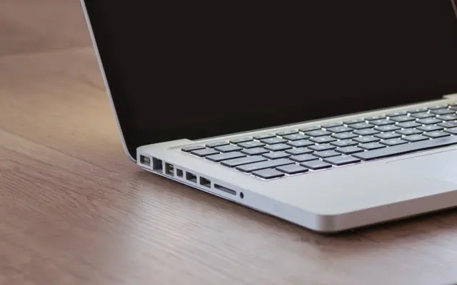 Bærbar computer på et skrivebord til at skrive arabisk