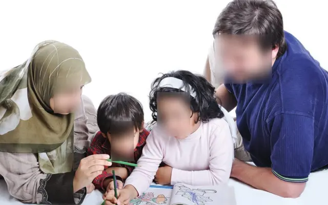 Eltern helfen ihren Kindern beim Lernen zu Hause