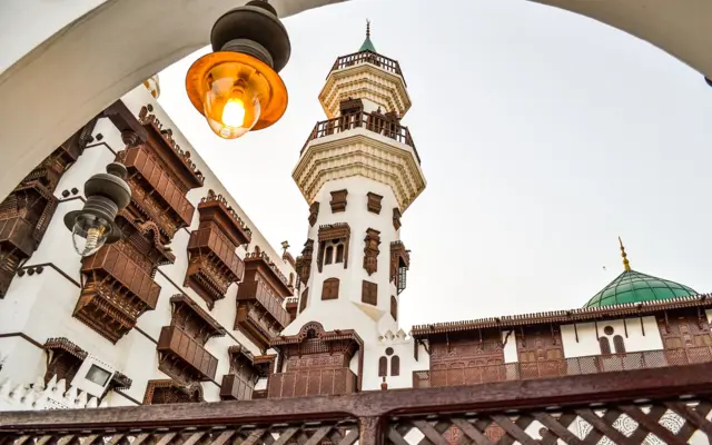 Minarett und Innenhof einer historischen Moschee