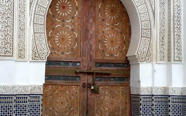 Moscheetür mit islamischen Architekturdetails