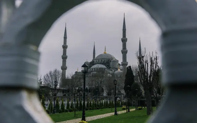Osmanische Moschee durch einen Bogen gesehen