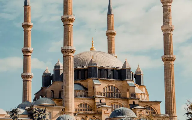 Moskeija kupoleineen ja minareetteineen sinisen taivaan alla