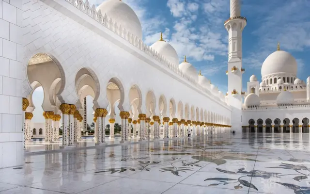 Weiße prächtige Moschee mit hellen Bögen und Kuppeln