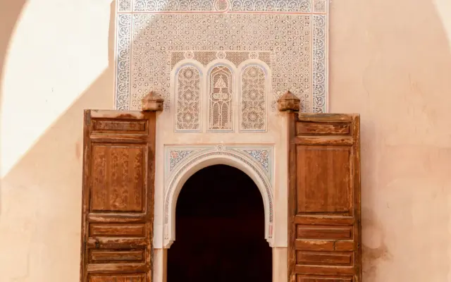 Utsmyckad traditionell arabisk dörr i en moské