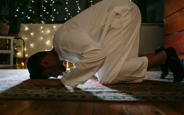 Man prostrating during de night gebed