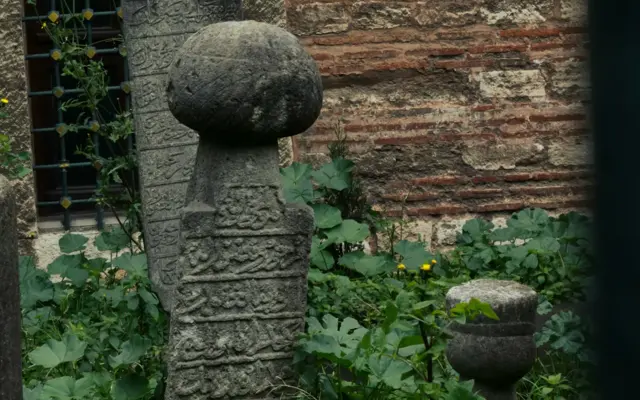 Ancient grave illustrating punishment in de grave