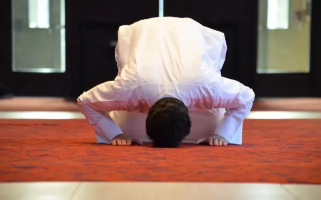 Mann i sujud under Tarawih-bønnen