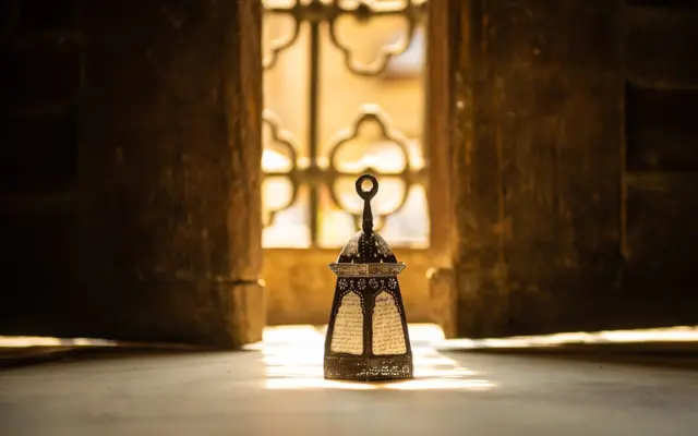 Leuchtende Laterne in einer Moschee während des Ramadans