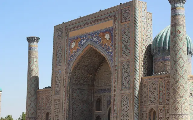 Historische Moschee mit Kuppel und Minaretten