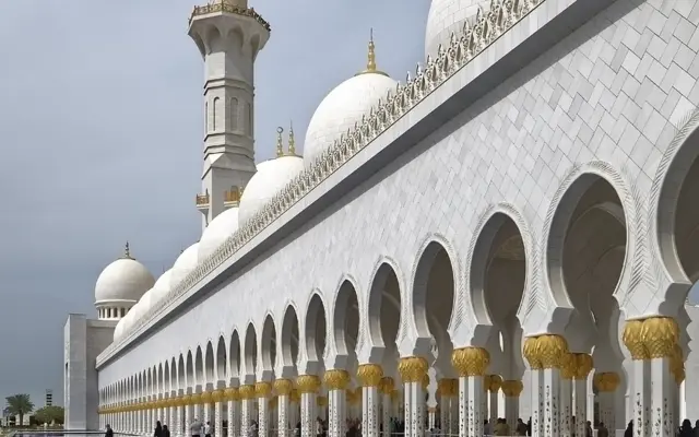 Hvid moské med minaret og kupler i De Forenede Arabiske Emirater