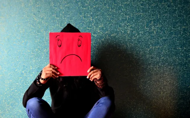 Traurige Person als Symbol für Stress und Angst