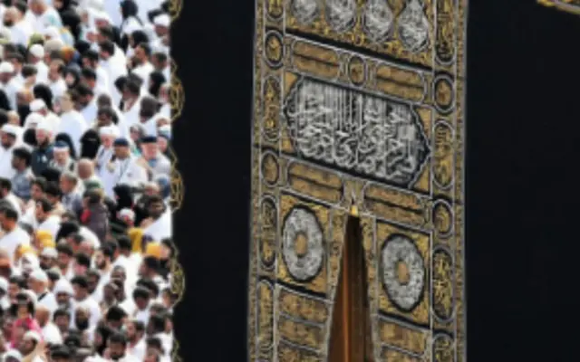 Muslimske pilegrimer utfører tawaf rundt Kaba i Mekka i en fredelig åndelig atmosfære
