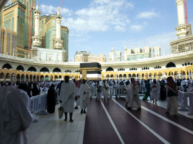Pilgrims performing Umrah in Mecca in pleasant weather and a calm spiritual atmosphere