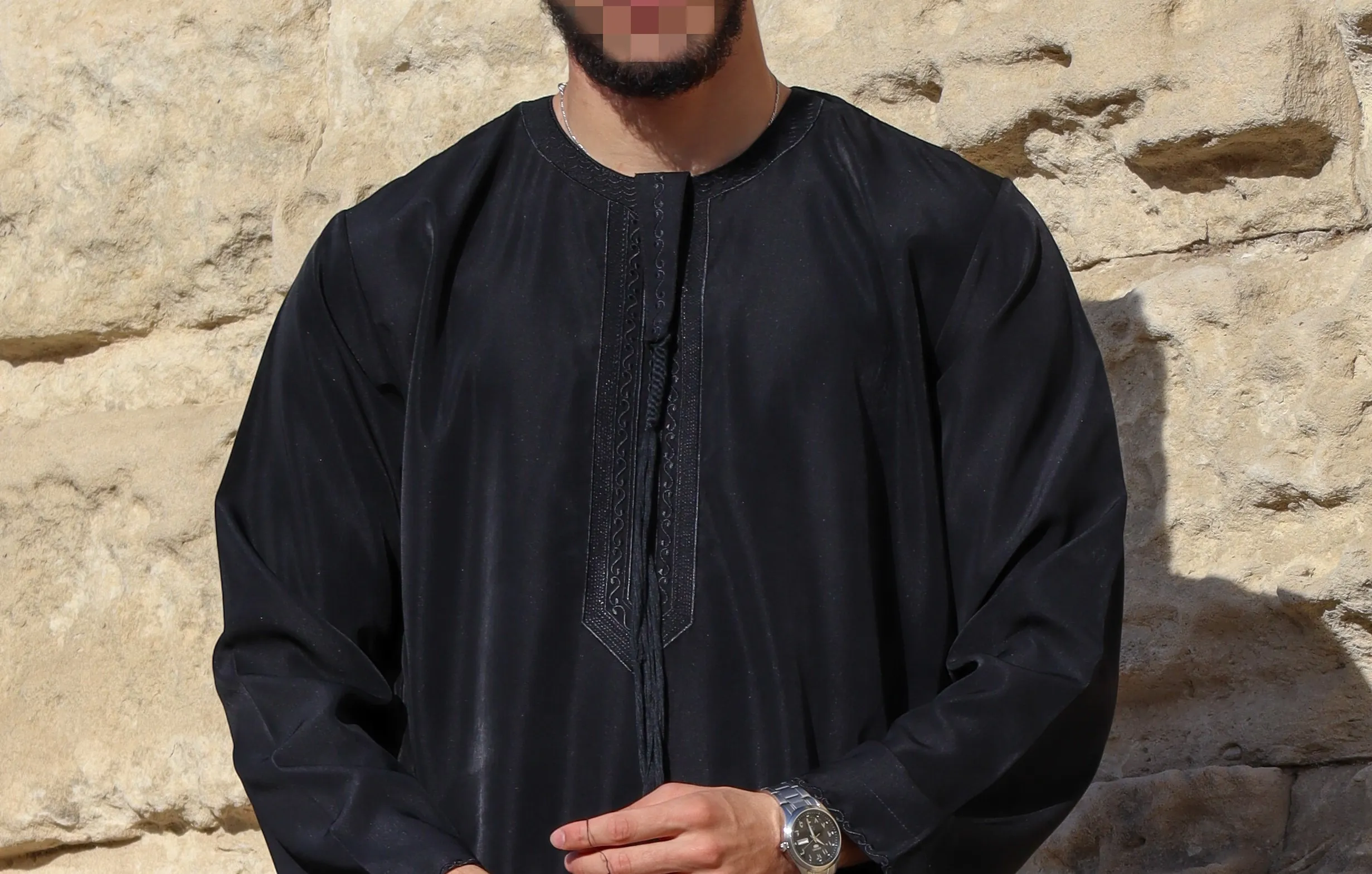 Qamis emirati noir