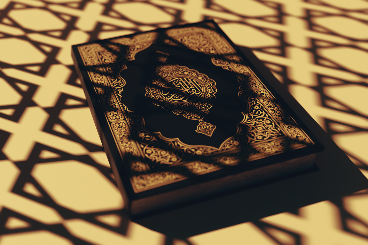Coran posé sous une lumière aux motifs islamiques