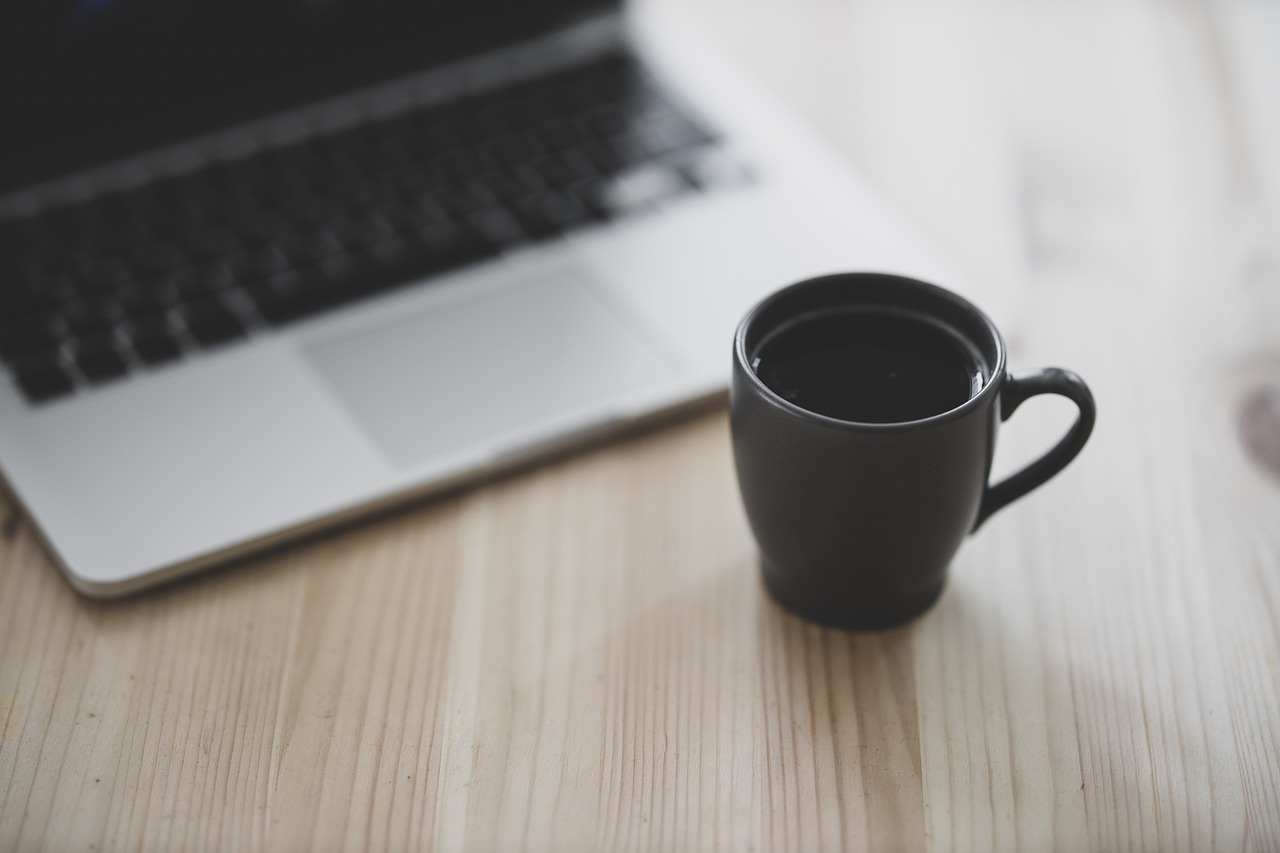 Tasse de café près d’un ordinateur portable