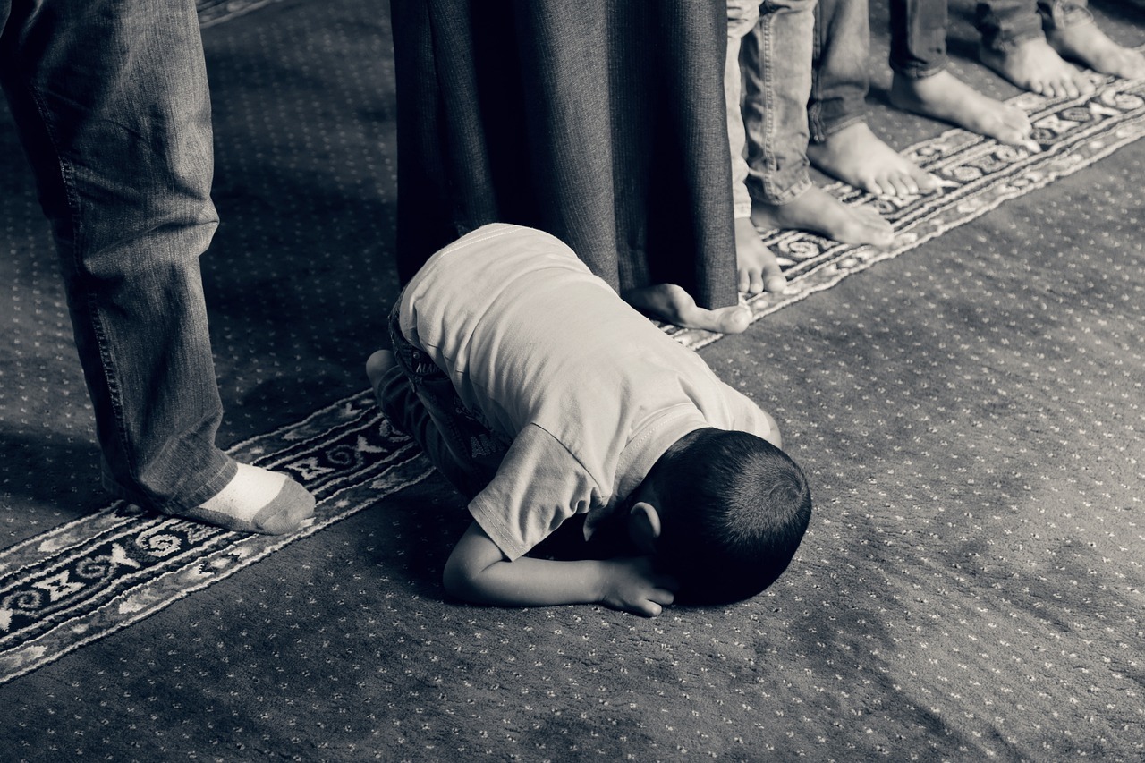 Musulman prosterné pendant la prière sur un tapis